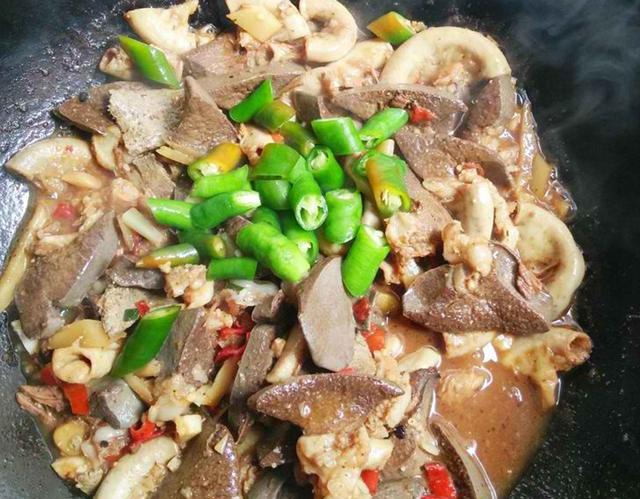 农民工的晚餐,一把辣椒炒猪下水,色香味俱全忍不住流口水了!