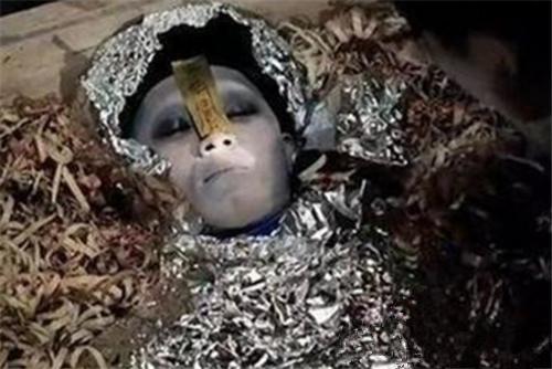 一盗墓者抚摸着慈禧尸体说,保养得这么好,说完尸体只剩下红内裤