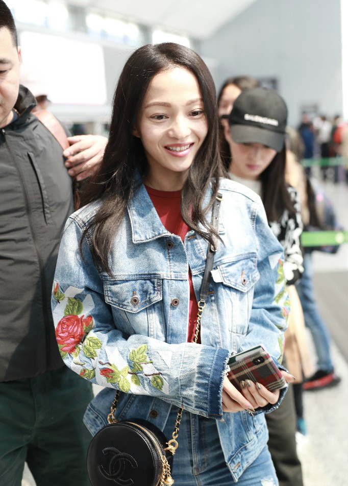 张韶涵一身牛仔服现身,与之前判若两人