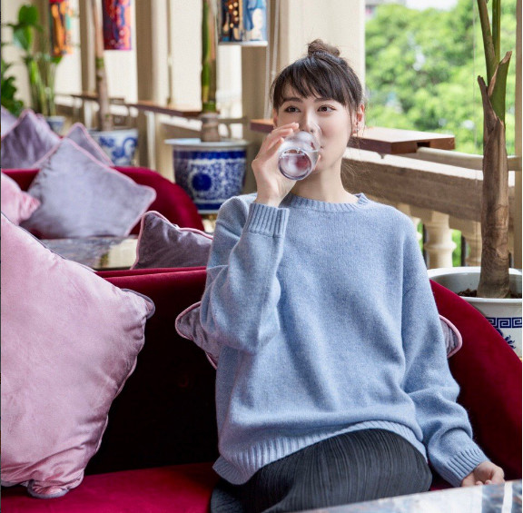 脸书和微博更新得相当频繁,在这次发布的照片里,梁洛施面带自信的笑容