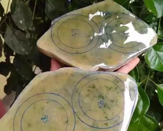 90后小伙旅游时8千买的木那原石,一刀切出一片黄,众人惊呆了