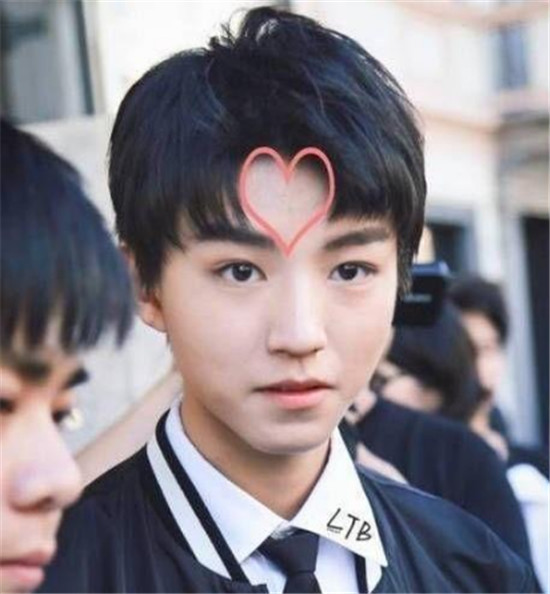王俊凯的心形刘海是最标准的,从发际线到额头两边的刘海,围成一个完美