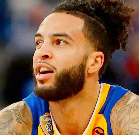 据之前媒体报道 霍尼卡特曾染上了毒品 而这次的行为异常跟"火拼" 说