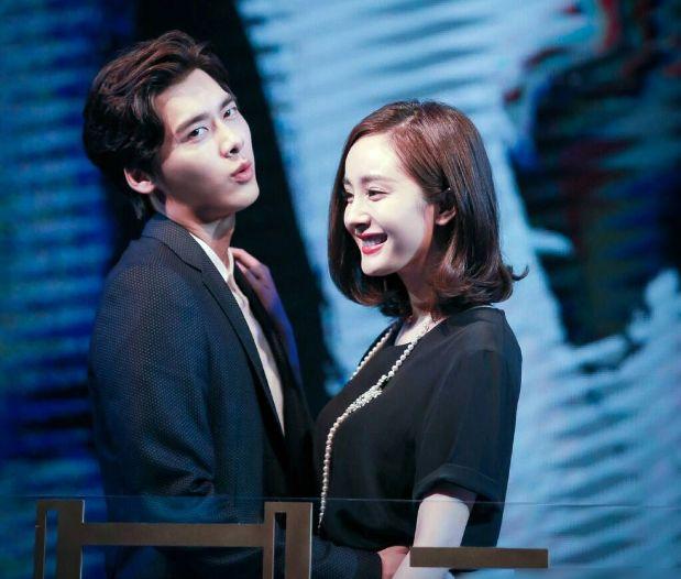 李易峰大街上玩壁咚,这是恋爱了?网友:她太显老了,毫无cp感