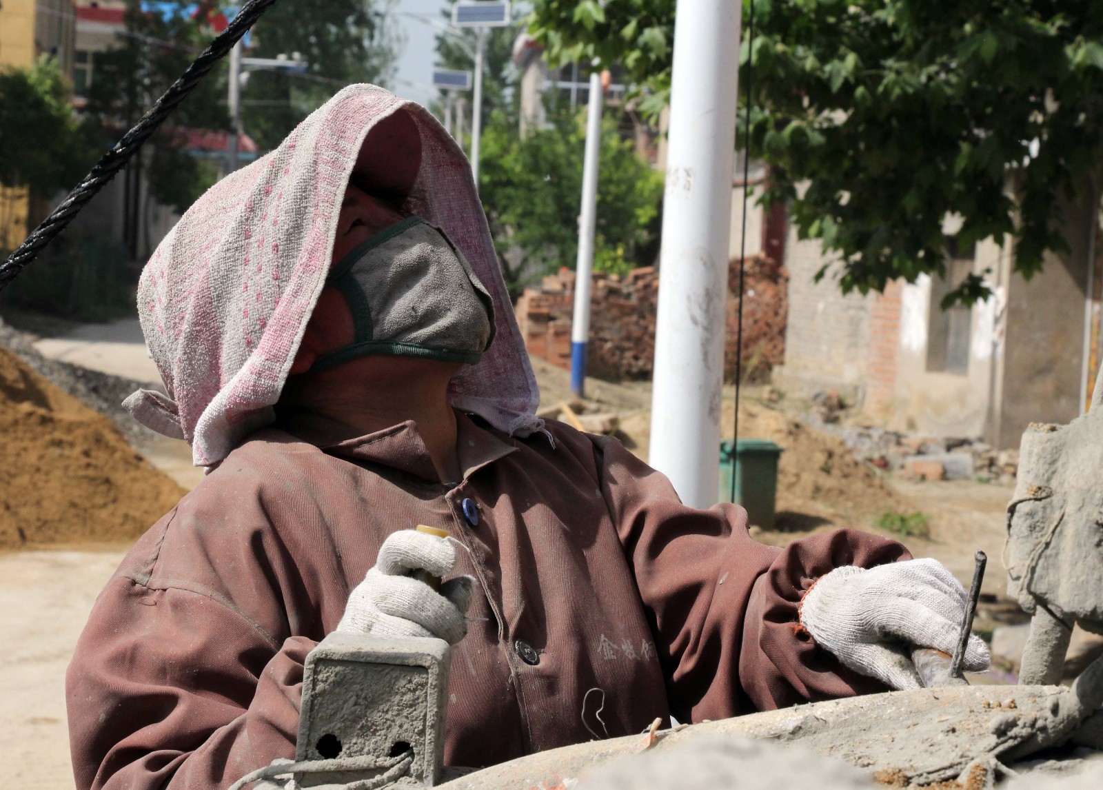 实拍农村工地上的母亲 让人看哭了
