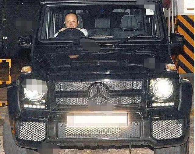 49岁女神与15岁女儿似姐妹, 家中豪车众多, 安心相夫教子