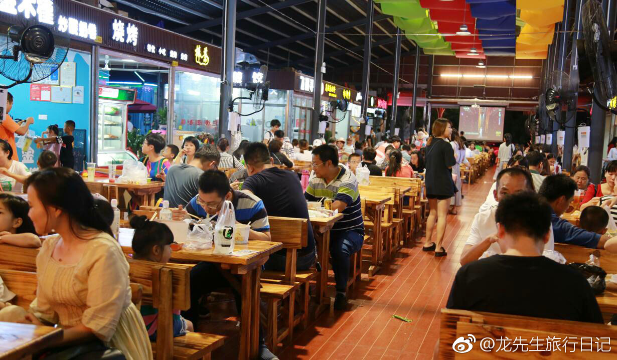 海口海垦花园夜市位于海口南海大道和海垦路交叉口处