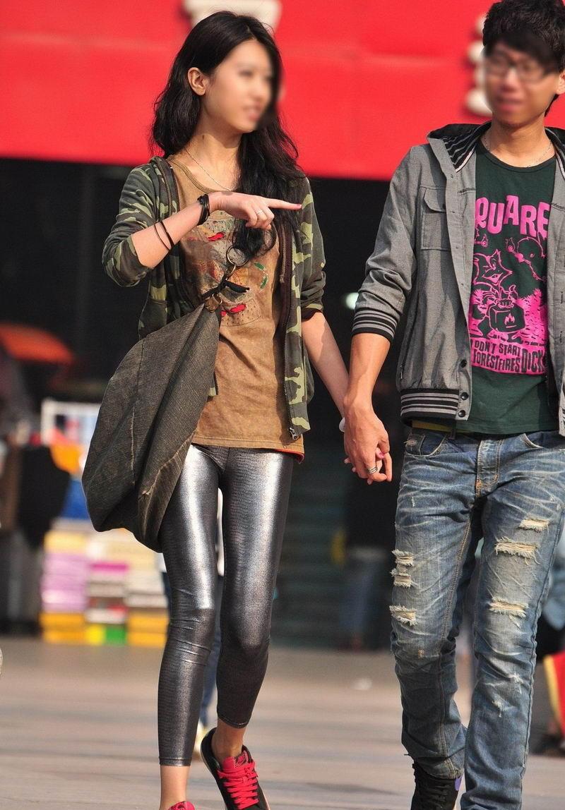 皮裤也确实有显身材的效果, 不但显身材更多的时候性感迷人