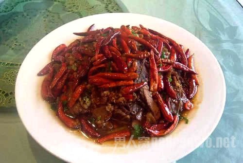 浇驴肉这道菜也是和驴过不去,活驴固定好,旁边有烧沸的老汤.