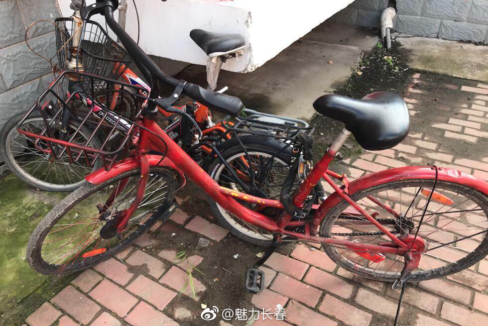 网友:经开九区附近,小黄车变成了小红车