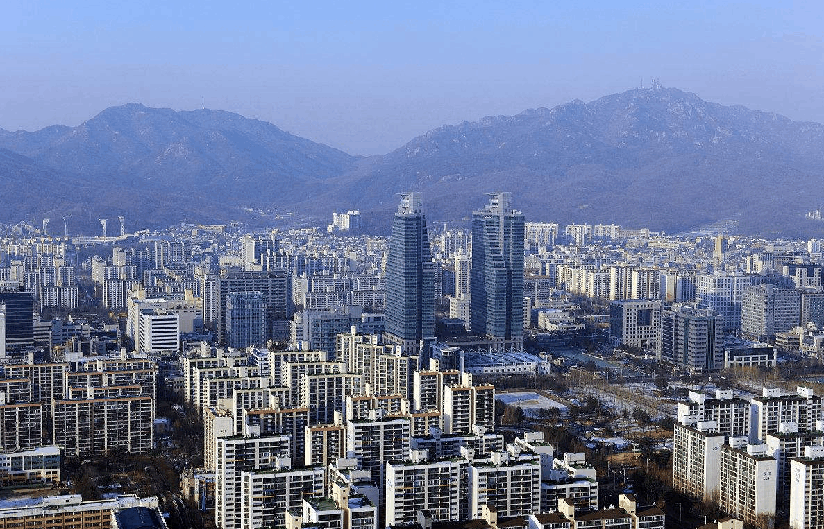 这个城市是十朝古都,现在只是一个普通的四线城市,落寞了太久