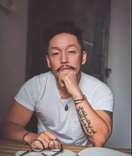 爆红纽约时尚圈的最美花店,主人竟是潮暖闷骚的花臂大叔