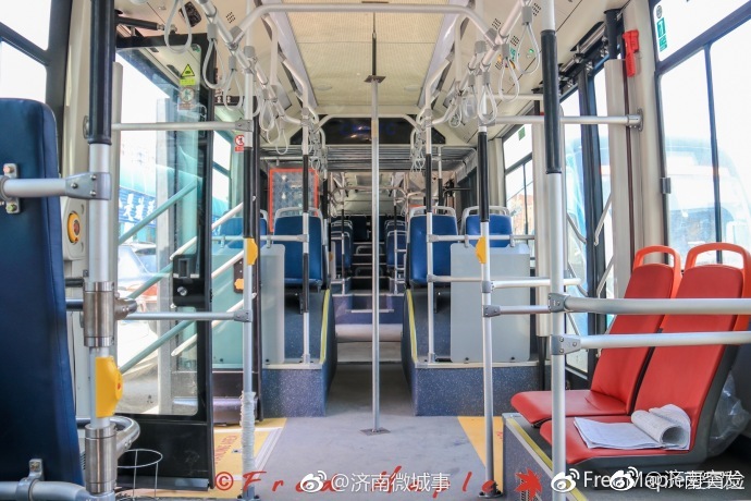 济南造18米"巨无霸"铰接公交车亮相!