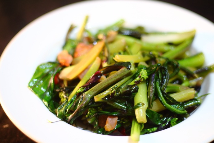 红菜苔炒腊肉,家乡风味的特色菜,这个季节必吃,错过就等来年