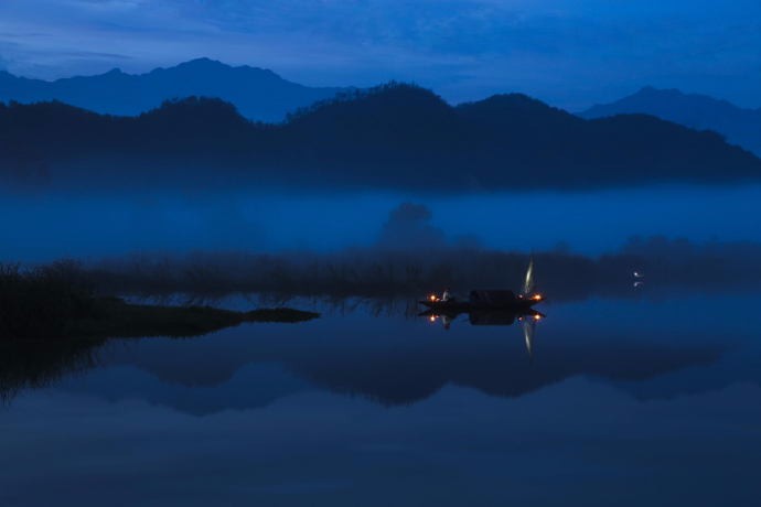 烟笼寒水月笼沙夜泊秦淮近酒家
