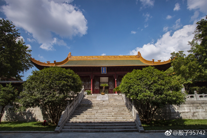 蓝天白云下的朝天宫,一起走进去拍个古装大片吧