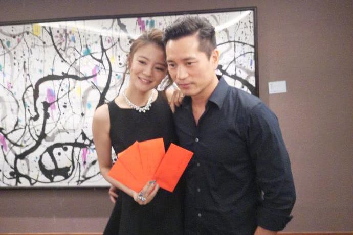 这一天,安以轩晒照秀恩爱,照片中富豪老公陈荣炼对安以轩公主抱