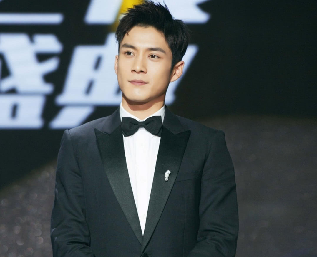 出身于运动员世家,既是演员也是赛车手,23岁凭"无心"成名.