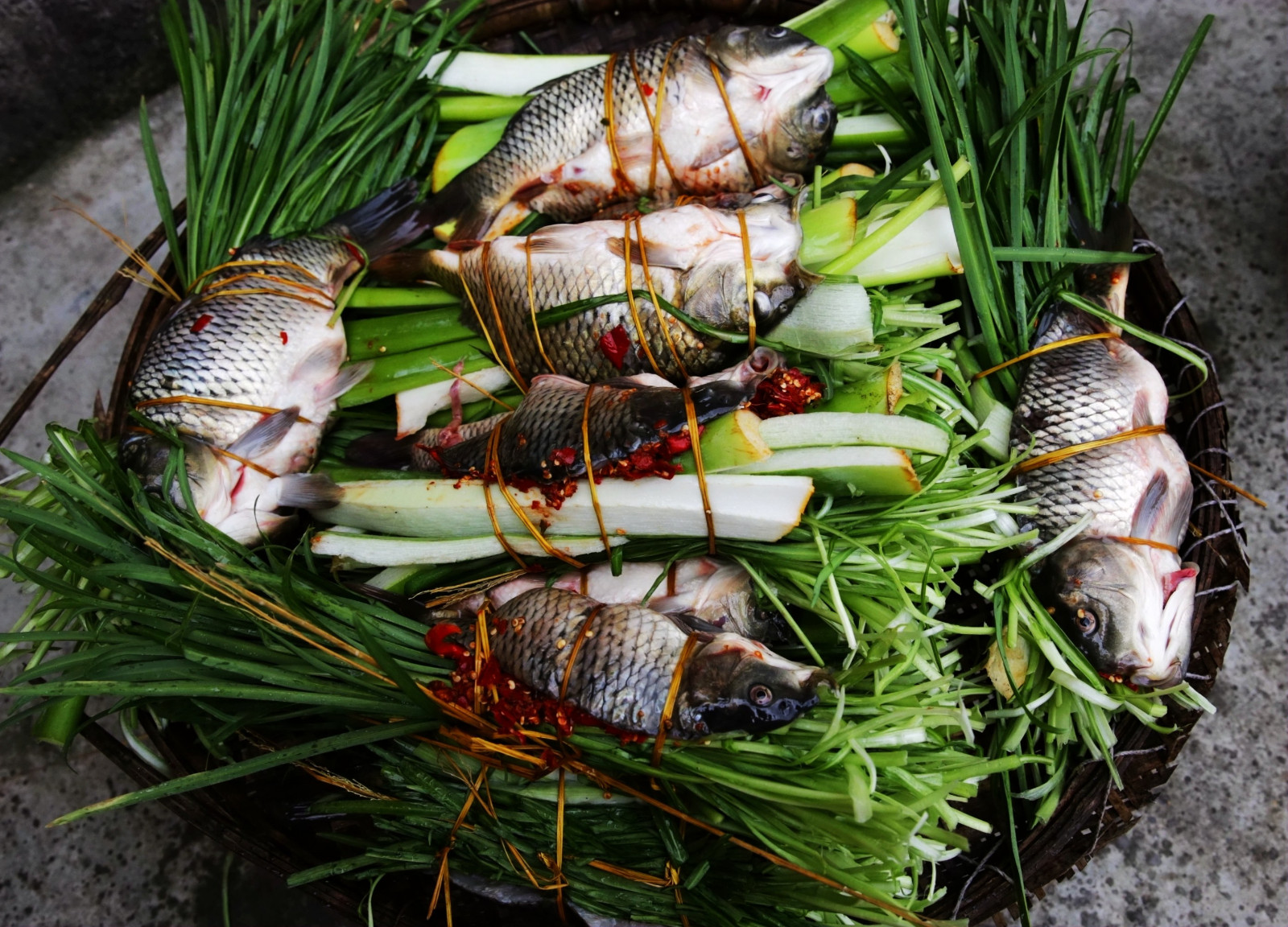 水族头道菜鱼包韭菜烹饪要八小时探访三都水族端节六