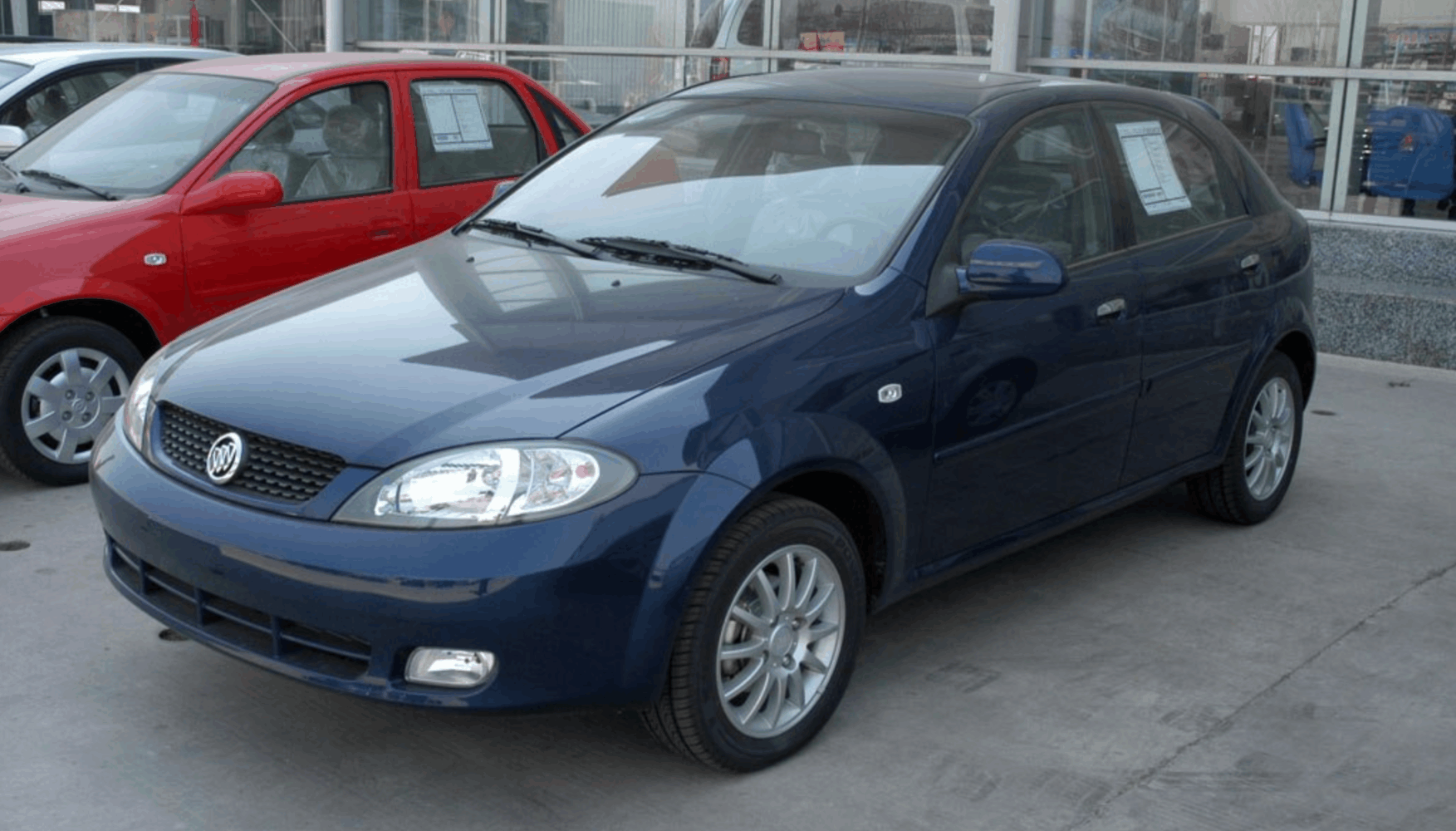 此外,当年的别克凯越还有衍生车型,旅行版和两厢版.