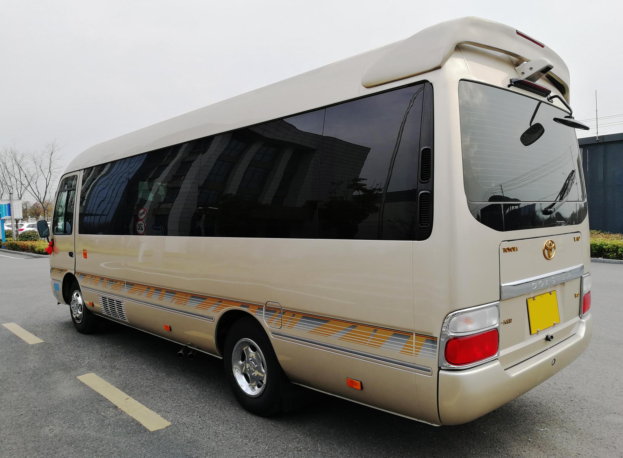 普通的大巴车,竟成了领导出门首选!内饰真豪华,打开车门后秒懂