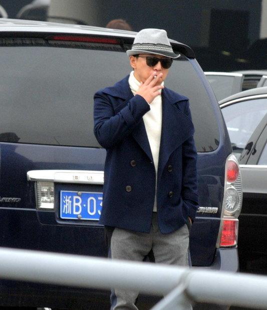 孙红雷抽烟也是一副大哥的霸气模样,怪不得黄渤说:像孙红雷这种人