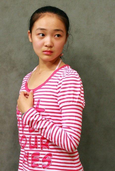 还记得《暖春》的小花吗? 当年6岁的她现长这样, 跟爷爷再度同框