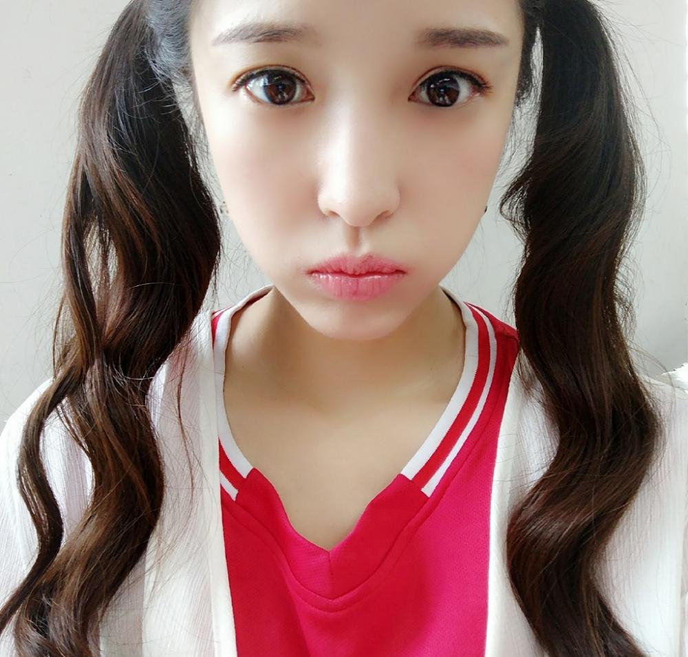 鞠婧祎再度登顶, 同为最强大脑的科学女助理走上主播之路