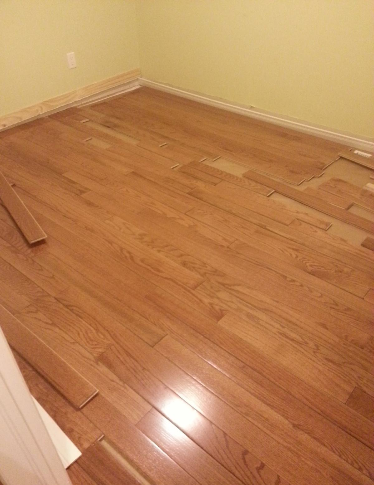 装修房子安装地板的时候这些要注意,错一个就够你受的