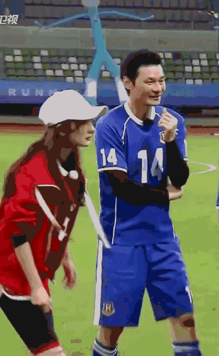 杨幂上跑男和闺蜜baby合体 红色运动装踢足球青春活力十足