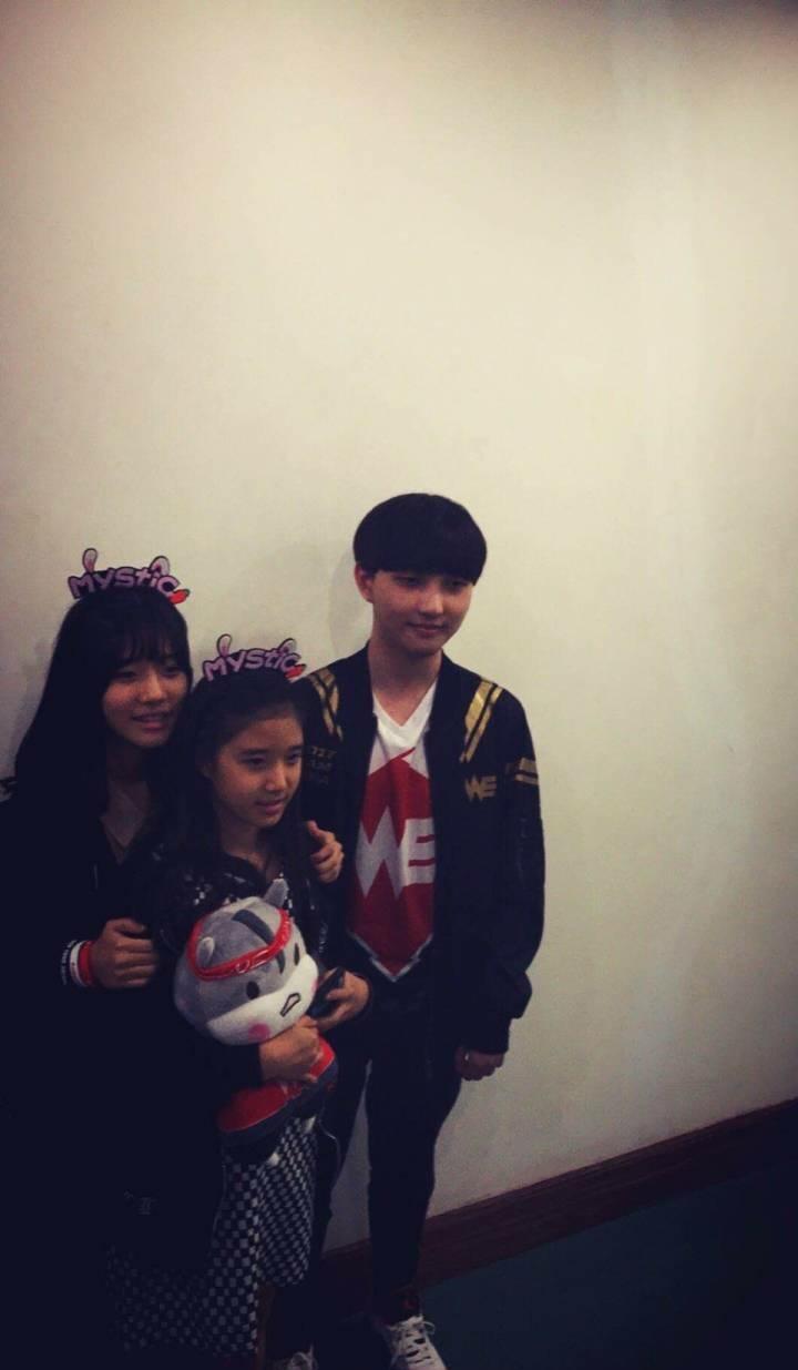 lol: 大舅子妹妹现场为we加油, 赛后兮夜目光全程都在妹妹身上