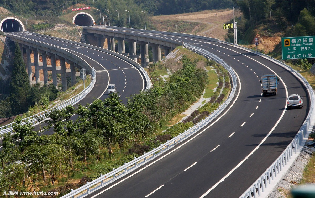 的拉林河至长春段(长余高速k1136 532—k995 152)单侧进行封闭施工