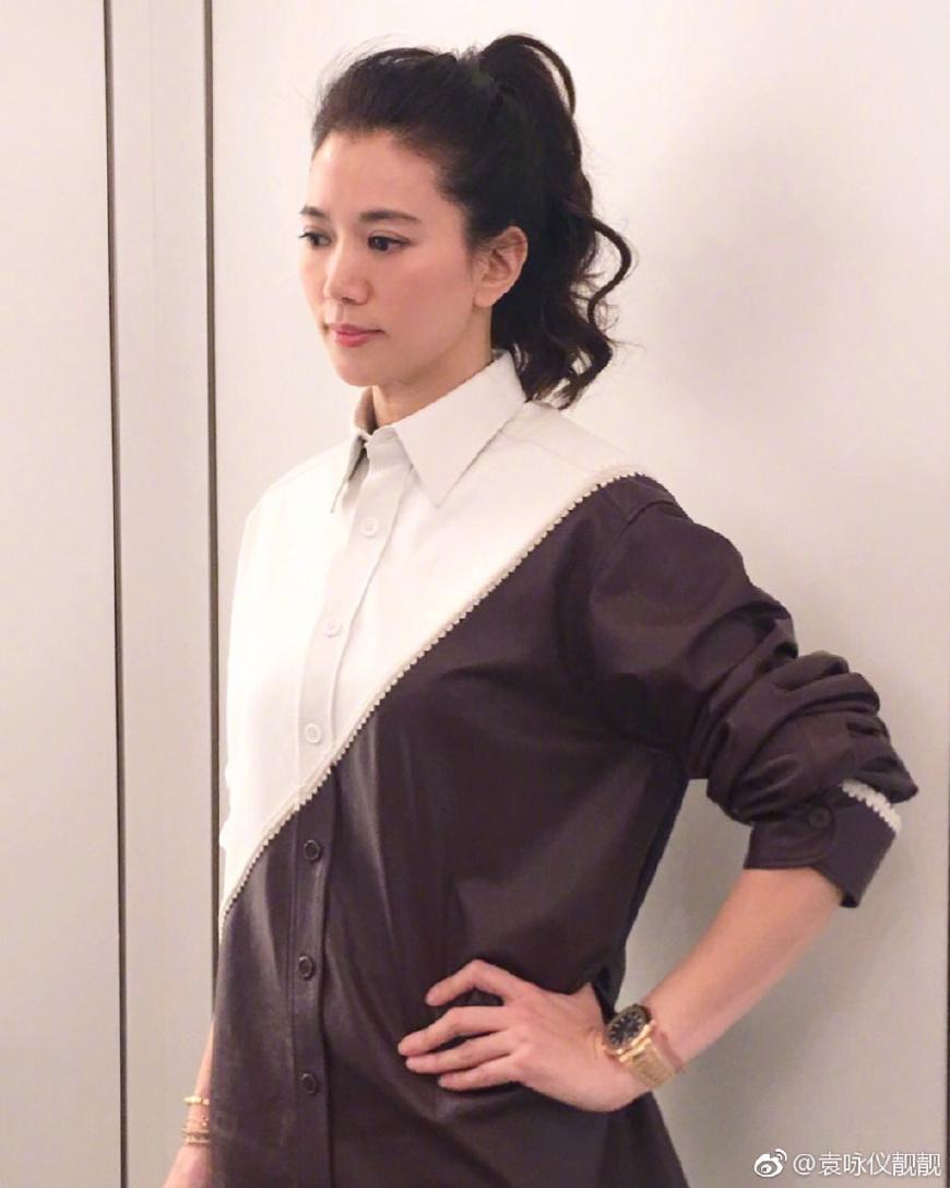 谁说40岁出头的女明星人老珠黄袁咏仪穿衬衫连衣裙47岁嫩回20岁