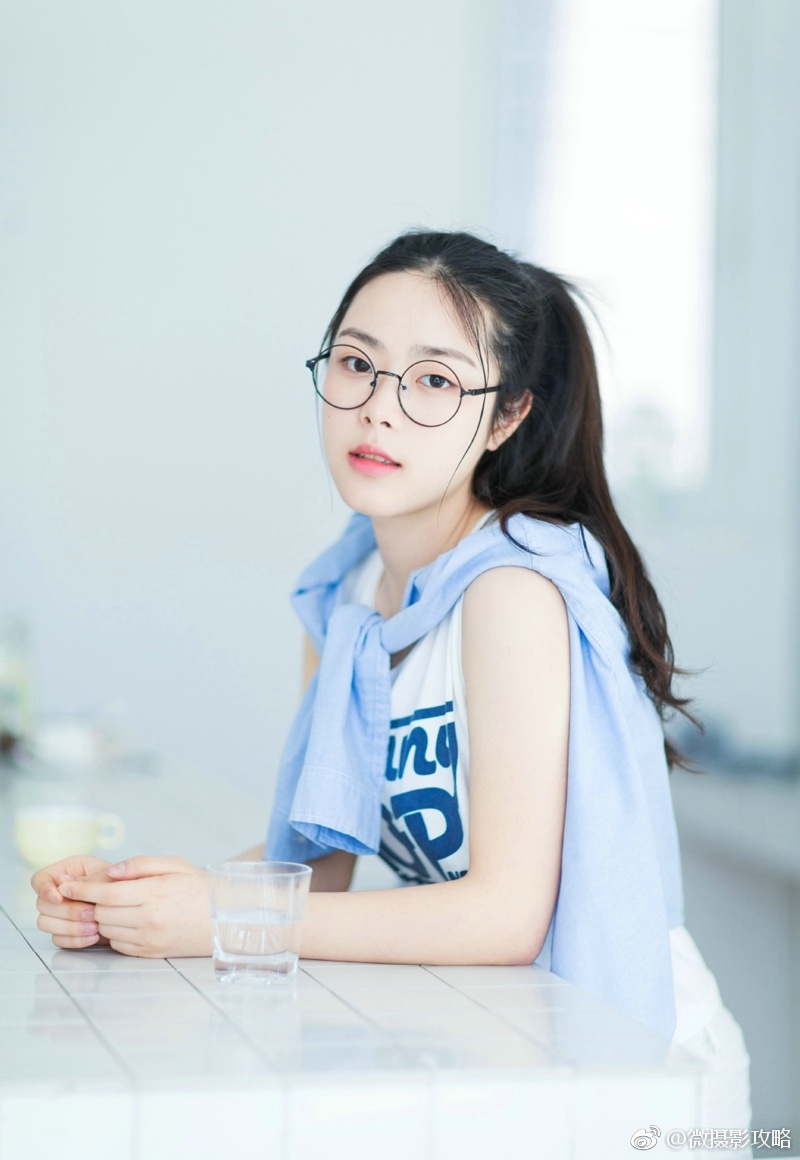 可爱眼镜少女白皙肌肤婴儿肥脸蛋写真集_新浪看点
