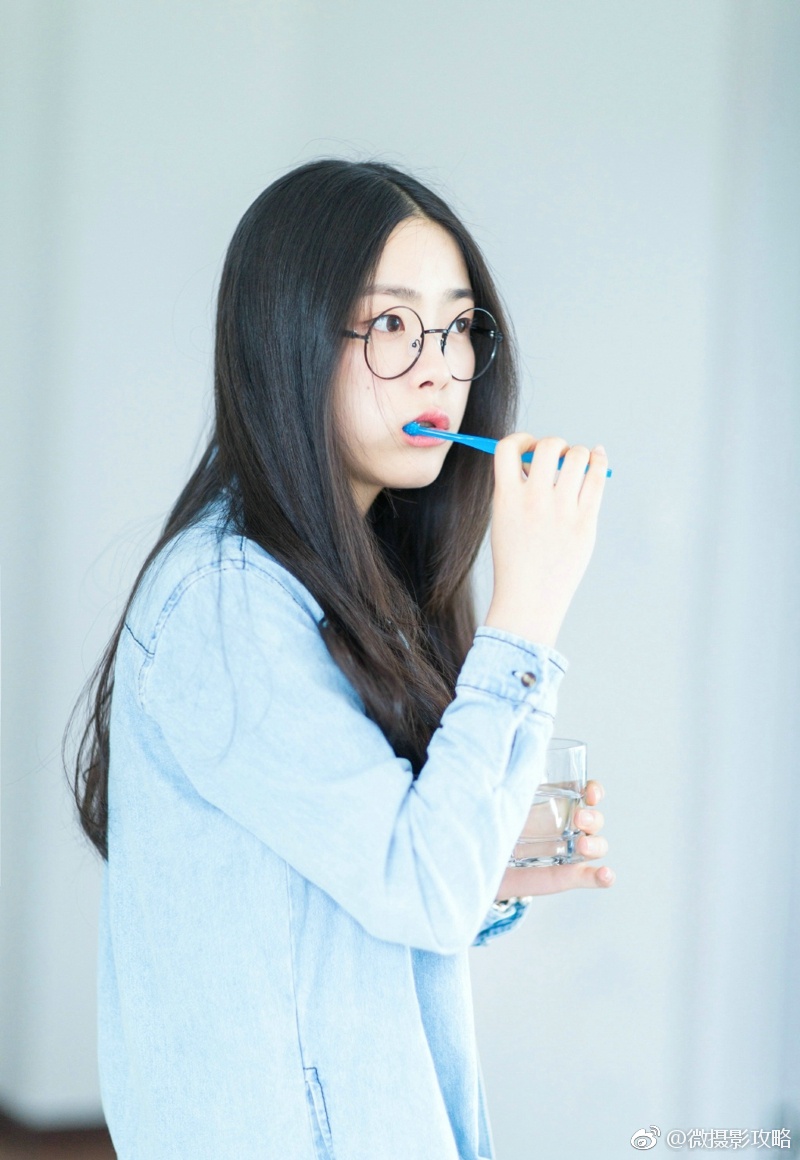 可爱眼镜少女白皙肌肤婴儿肥脸蛋写真集_新浪看点