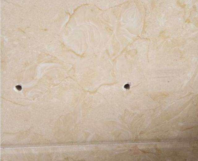 师傅坚持用传统方法给瓷砖打孔,不过这手艺,不得不令人佩服