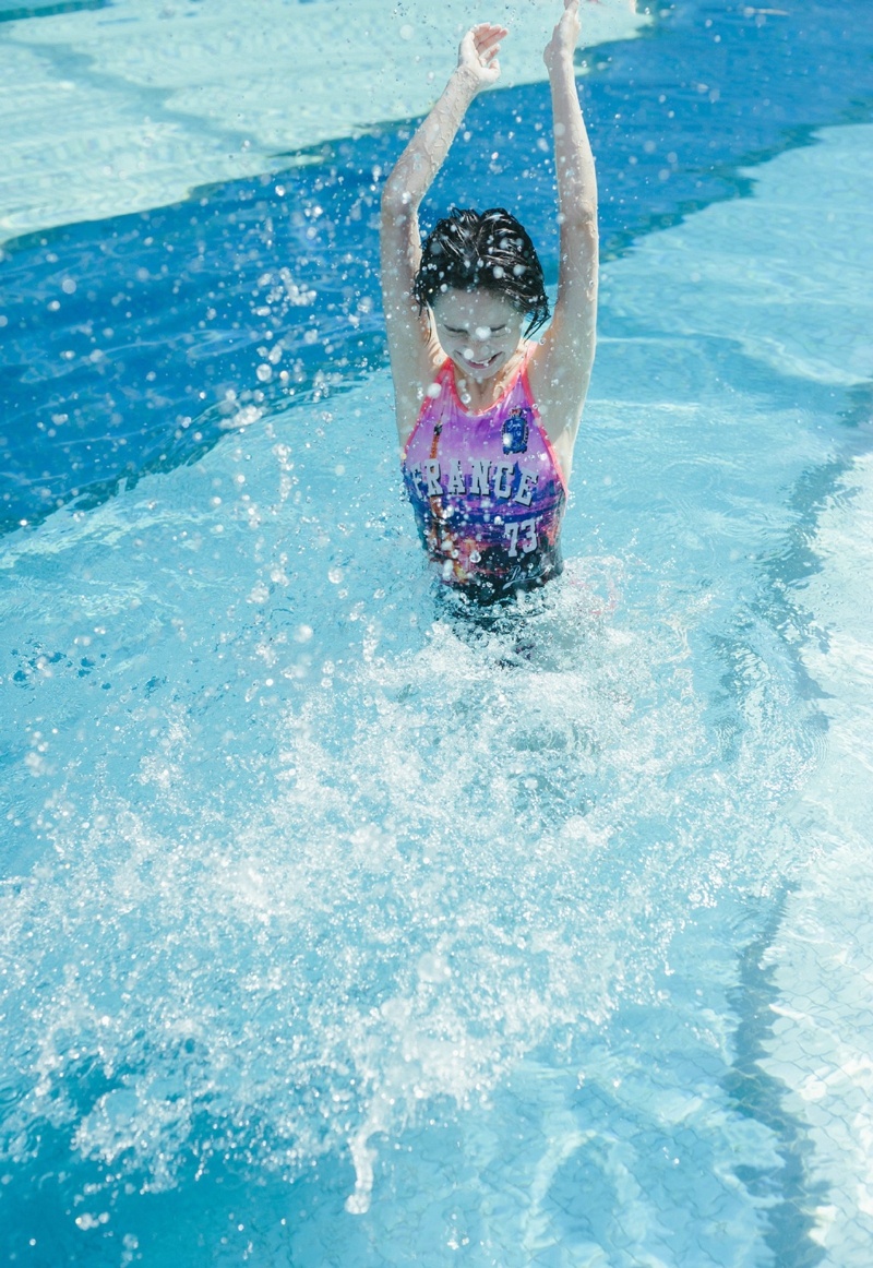 泳池内的泳装美女戏水美肤精致五官写真集 @微相册 @微博摄影