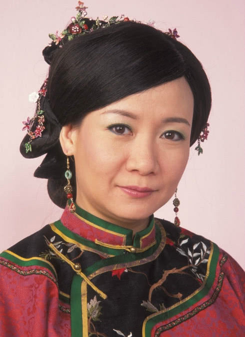 她脾气差出名,曾得罪邓萃雯,从女一号沦为配角,55岁过得很幸福