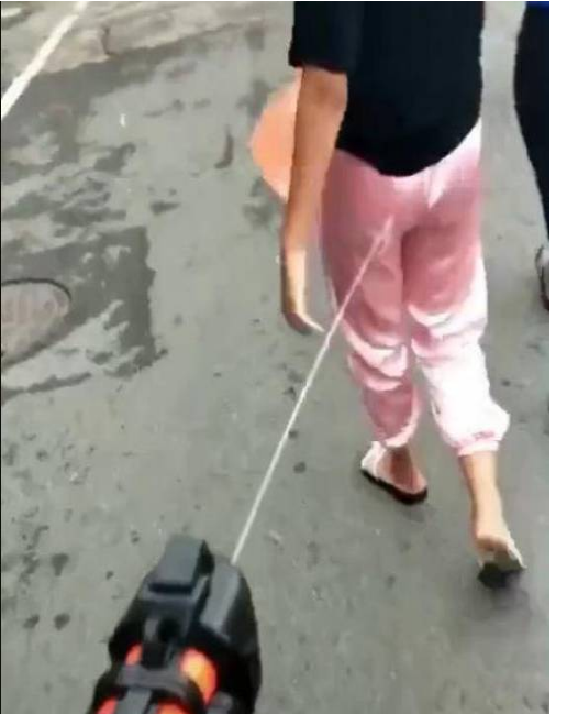 抖音一男孩用水枪呲女孩屁股,不料要承担这样的后果!