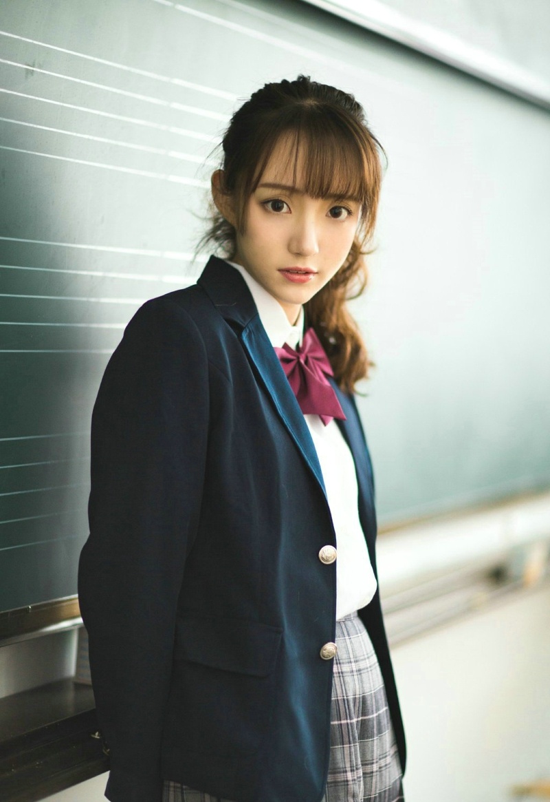 校园内的马尾高颜值美女立体五官写真集