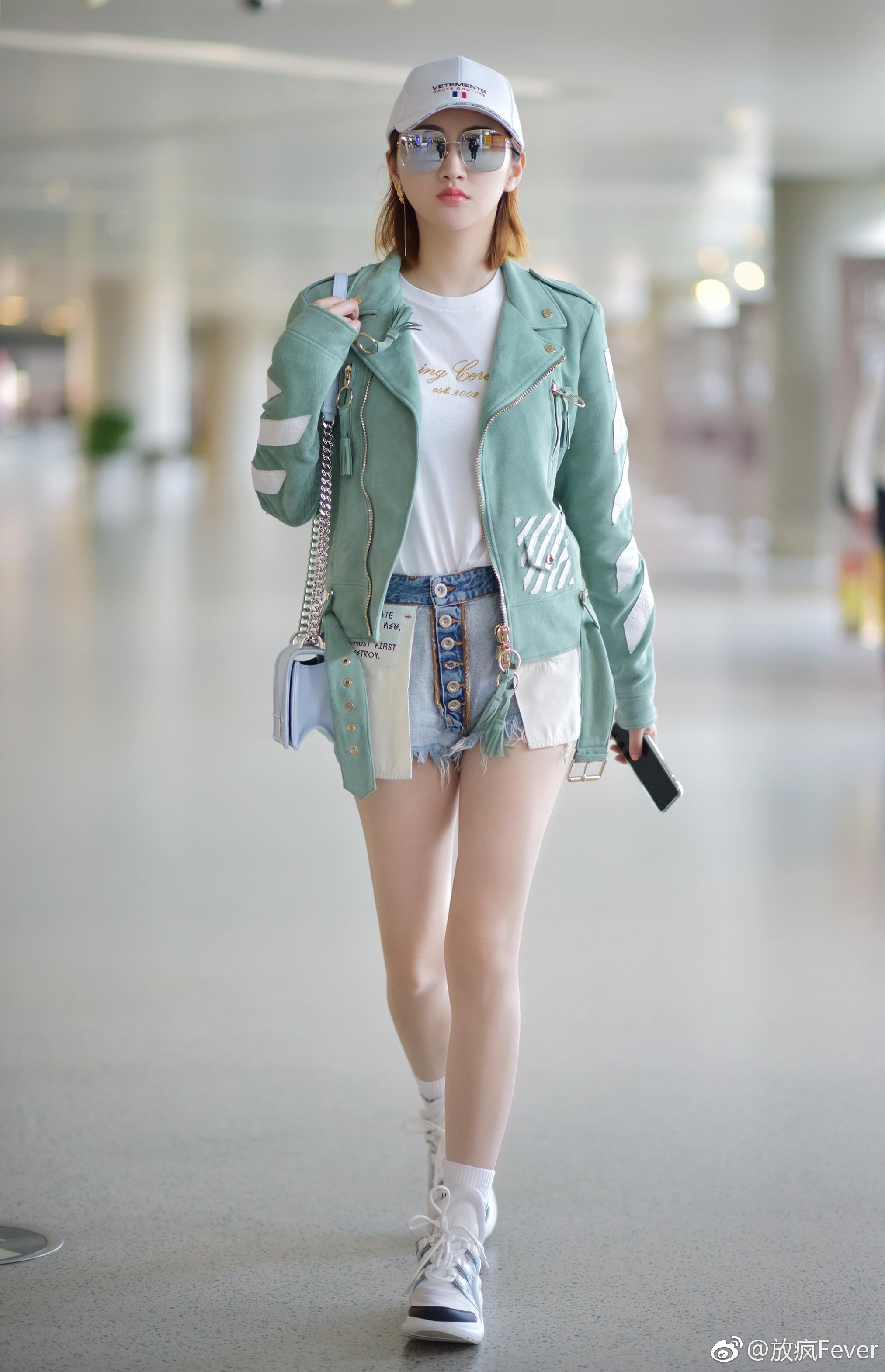 浅色清新look现身上海机场,off-white薄荷绿外套搭配opening