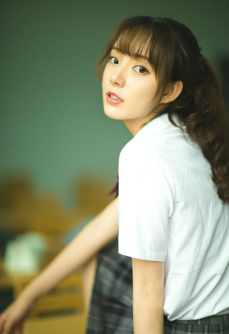 校园内的马尾高颜值美女立体五官写真集