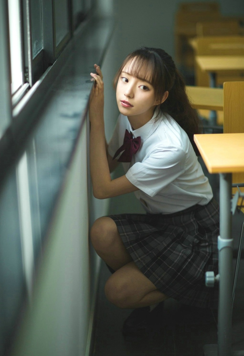 校园内的马尾高颜值美女立体五官写真集