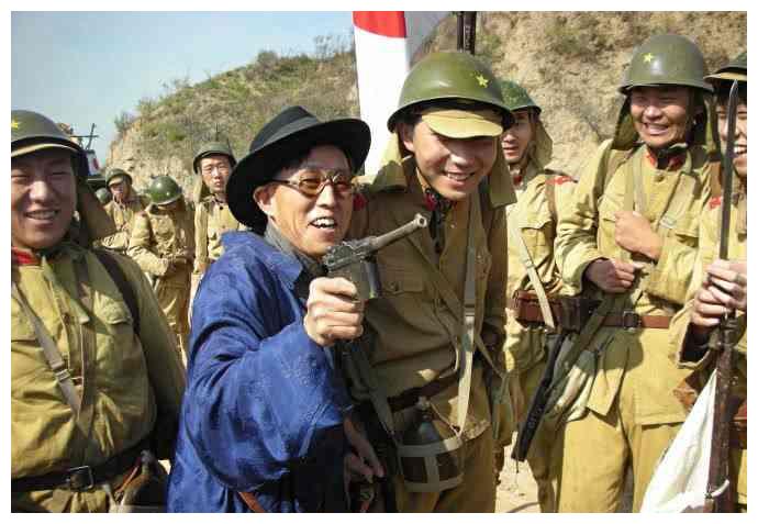 在抗日战争期间,整个民族共赴国难,他们用自己的鲜血和生命换来了抗战