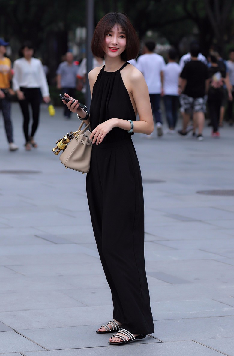 街拍一位清新小资范的短发女孩身材苗条气质不凡