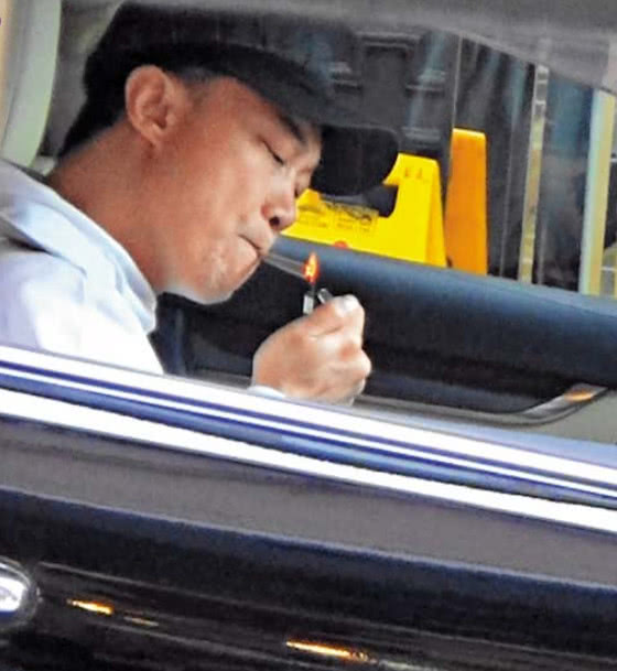 陈奕迅违章停车去买咖啡 自知理亏堆满笑容向路人道歉