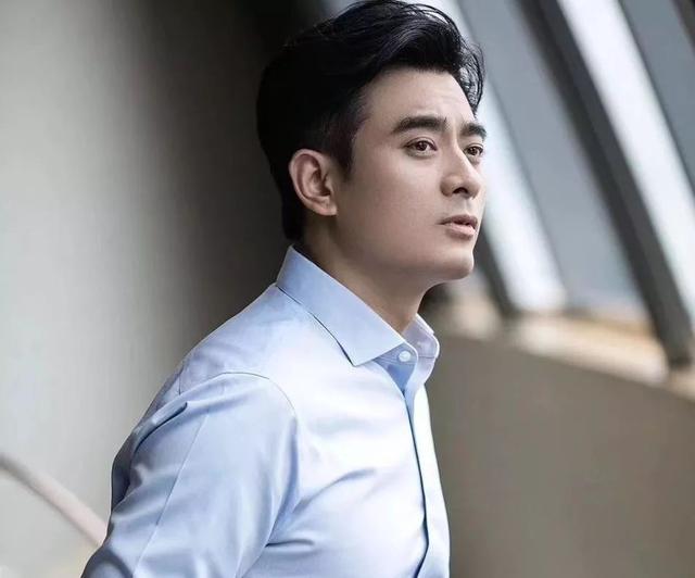 小妹》中的南风璾,可是特别熟悉的,还有《屋顶上的绿宝石》中的聂凯