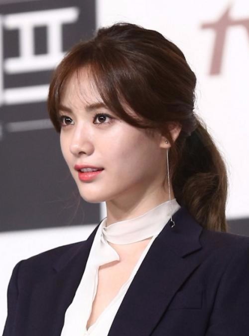 苏小离眨眨眼睛,低头看着苏木牵着自己的手