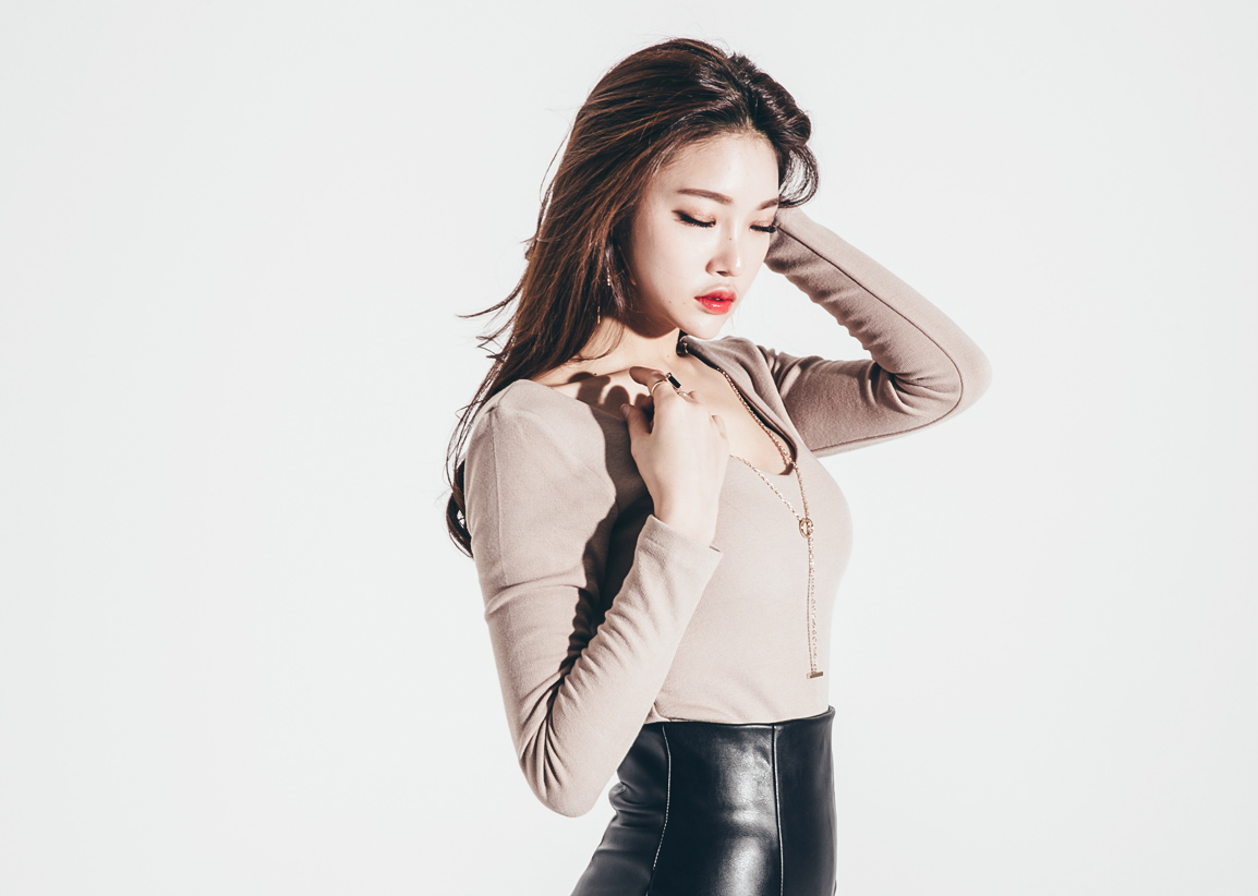 高开衩皮裙美女,随意的搭配,穿出时尚性感优雅女神范