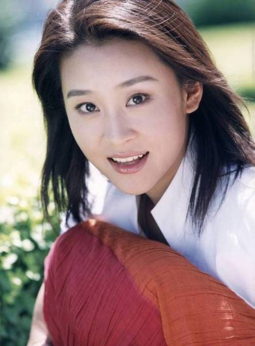 娱乐圈第一个拥有飞机驾照的明星,粉丝戏谑称她"二姐"